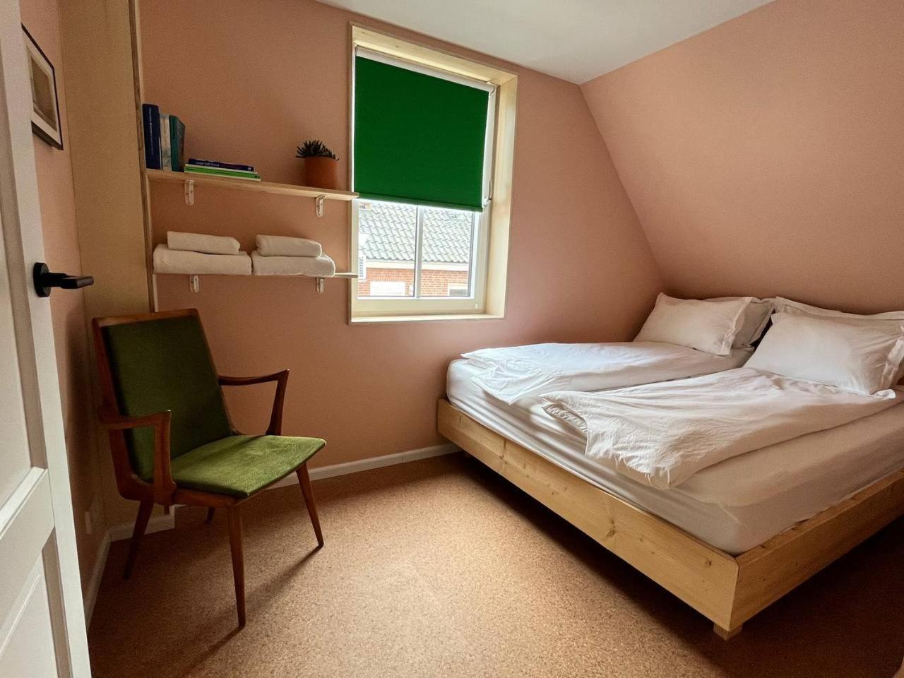 Bed and Breakfast Red Cat In Bed Eenrum Exterior foto